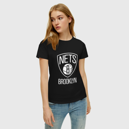 Женская футболка хлопок с принтом Бруклин Нетс логотип, фото на моделе #1
