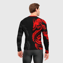 Рашгард с принтом Аниме Токийские мстители: Красный дракон для мужчины, вид на модели сзади №2. Цвет основы: белый