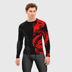 Рашгард с принтом Красный дракон тату red dragon tattoo для мужчины, вид на модели спереди №2. Цвет основы: белый