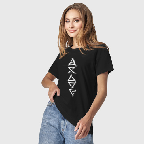 Светящаяся женская футболка с принтом Знаки Ведьмака, фото на моделе #1