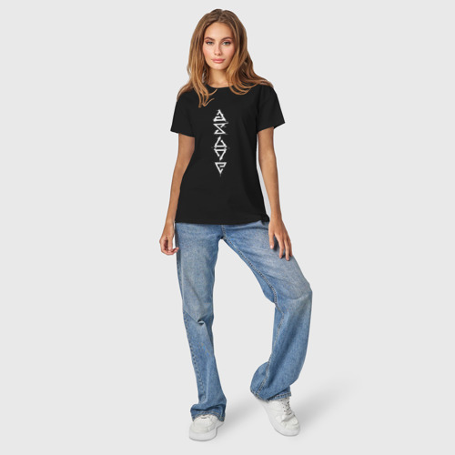 Светящаяся женская футболка с принтом Знаки Ведьмака, вид сбоку #3