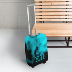 Чехол для чемодана 3D Мэттью Беллами бирюзовый туман Muse - фото 2