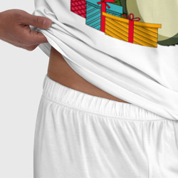 Пижама с принтом Тоторо новогодний для мужчины, вид на модели спереди №4. Цвет основы: белый