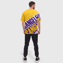 Футболка с принтом Лос Анджелес Лейкерс Los Angeles Lakers для мужчины, вид на модели сзади №2. Цвет основы: белый