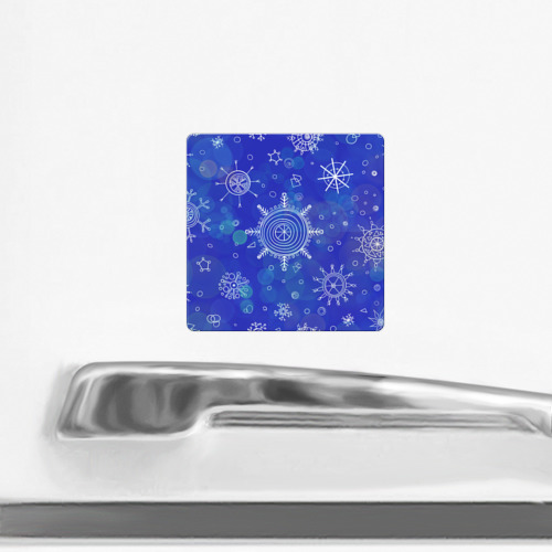 Магнит виниловый Квадрат Белые простые снежинки на синем фоне - фото 2