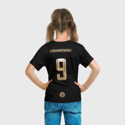 Футболка с принтом Bayern Lewandowski Black Theme для ребенка, вид на модели сзади №3. Цвет основы: белый