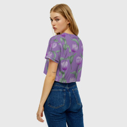 Топик (короткая футболка или блузка, не доходящая до середины живота) с принтом Фиолетовые тюльпаны с зелеными листьями для женщины, вид на модели сзади №2. Цвет основы: белый