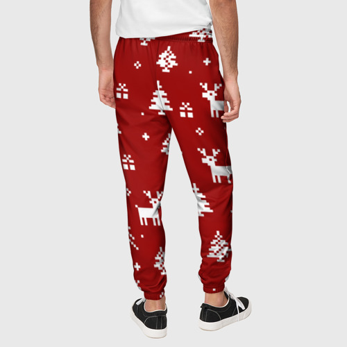 Мужские брюки 3D с принтом Новогодние олени и елки на красном фоне, вид сзади #2