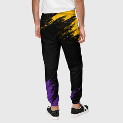 Брюки с принтом Lakers брызги красок для мужчины, вид на модели сзади №2. Цвет основы: черный