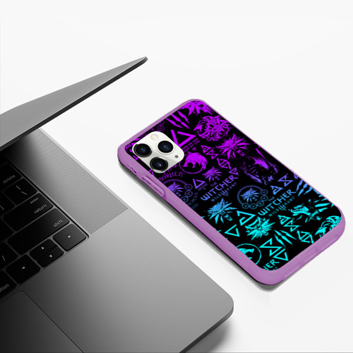 Чехол для iPhone 11 Pro Max матовый Ведьмак логобомбинг неон, цвет фиолетовый - фото 5