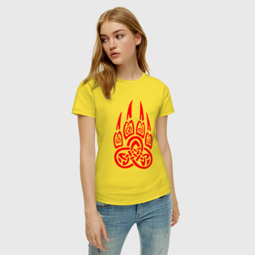 Женская футболка хлопок Печать велеса красный лапа волка, цвет желтый - фото 3