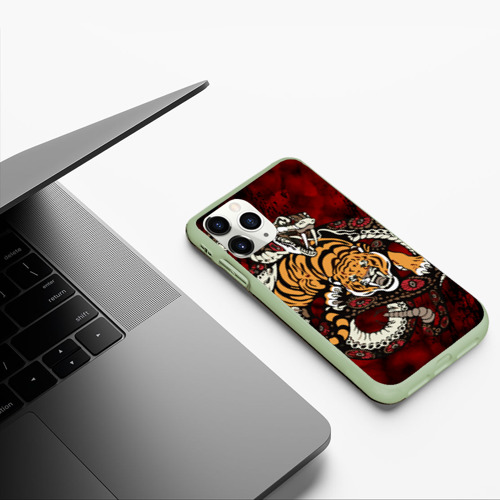 Чехол для iPhone 11 Pro матовый с принтом Тигр со Змеёй 2022, фото #5