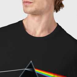 Футболка с принтом Pink Floyd logo Пинк флойд для мужчины, вид на модели спереди №4. Цвет основы: черный