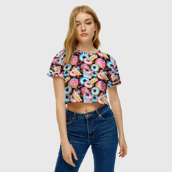 Женская футболка Crop-top 3D Узор из сладостей на черном фоне - фото 2