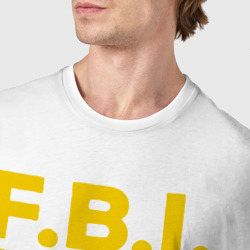 Футболка с принтом FBI Женского тела инспектор для мужчины, вид на модели спереди №4. Цвет основы: белый