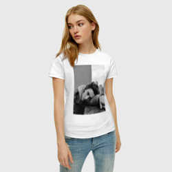 Женская футболка хлопок Шаламе черно белое фото на фоне города - фото 2