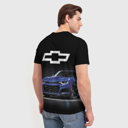 Футболка с принтом Chevrolet Camaro ZL1 Motorsport для мужчины, вид на модели сзади №2. Цвет основы: белый