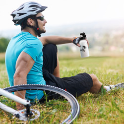 Бутылка с принтом Велоспорт BMX Racing. велосипедист для любого человека, вид спереди №3. Цвет основы: белый