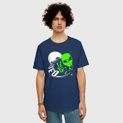 Мужская футболка хлопок Oversize с принтом Привет от пришельца, фото на моделе #1