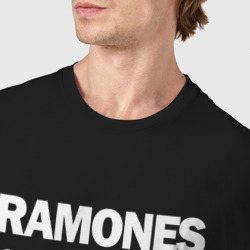 Футболка с принтом Ramones, Рамонес для мужчины, вид на модели спереди №4. Цвет основы: черный