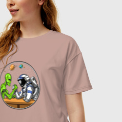 Женская футболка хлопок Oversize Армрестлинг пришелец против космонавта - фото 2