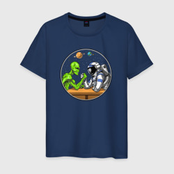 Мужская футболка хлопок Армрестлинг пришелец против космонавта