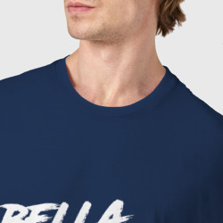 Футболка с принтом Бумажный Дом, Bella ciao! для мужчины, вид на модели спереди №4. Цвет основы: темно-синий