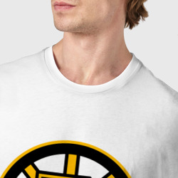 Футболка с принтом Boston Bruins , Бостон Брюинз для мужчины, вид на модели спереди №4. Цвет основы: белый