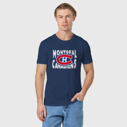 Футболка с принтом Монреаль Канадиенс, Montreal Canadiens для мужчины, вид на модели спереди №2. Цвет основы: темно-синий