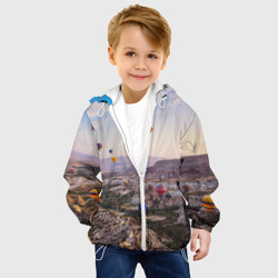 Куртка с принтом Воздушные Шары! для ребенка, вид на модели спереди №2. Цвет основы: белый