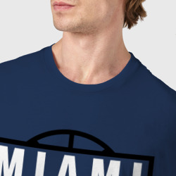 Футболка с принтом Miami heat NBA Маями Хит НБА для мужчины, вид на модели спереди №4. Цвет основы: темно-синий