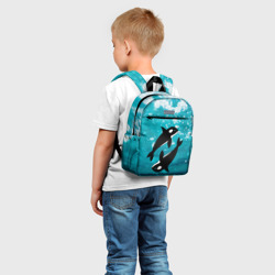 Рюкзак с принтом Косатка в океане для ребенка, вид на модели спереди №2. Цвет основы: белый