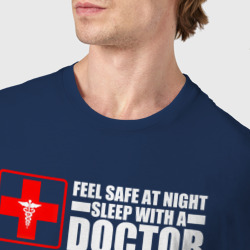 Футболка с принтом Чтобы чувствовать себя в безопасности ночью, спите с врачом для мужчины, вид на модели спереди №4. Цвет основы: темно-синий
