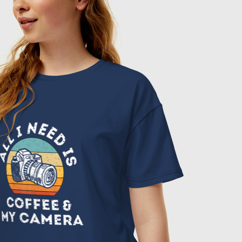 Женская футболка хлопок Oversize Все что мне нужно, это кофе и моя камера, цвет темно-синий - фото 3