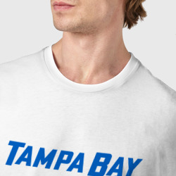 Футболка с принтом Tampa Bay Lightning is coming, Тампа Бэй Лайтнинг для мужчины, вид на модели спереди №4. Цвет основы: белый