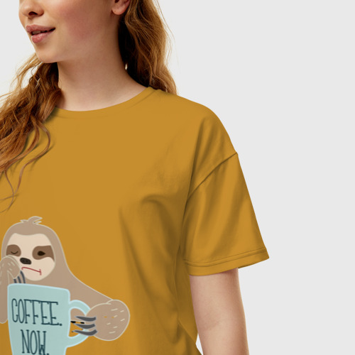 Женская футболка хлопок Oversize с принтом Ленивец с кофе, фото на моделе #1