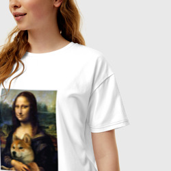 Футболка с принтом Shiba Inu Mona Lisa для женщины, вид на модели спереди №2. Цвет основы: белый