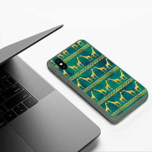 Чехол для iPhone XS Max матовый Золотые жирафы паттерн, цвет темно-зеленый - фото 5