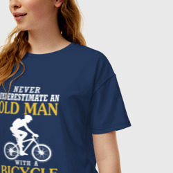 Женская футболка хлопок Oversize Никогда не недооценивайте старика с велосипедом - фото 2