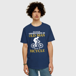 Мужская футболка хлопок Oversize Никогда не недооценивайте старика с велосипедом - фото 2