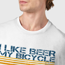 Футболка с принтом Я люблю пиво, мой велосипед и возможно 3 людей для мужчины, вид на модели спереди №4. Цвет основы: белый