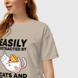 Женская футболка хлопок Oversize Легко отвлекаюсь на котов и пиццу - фото 2
