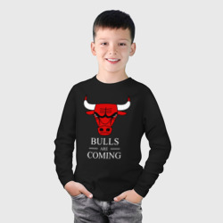 Лонгслив с принтом Chicago Bulls are coming Чикаго Буллз для ребенка, вид на модели спереди №2. Цвет основы: черный