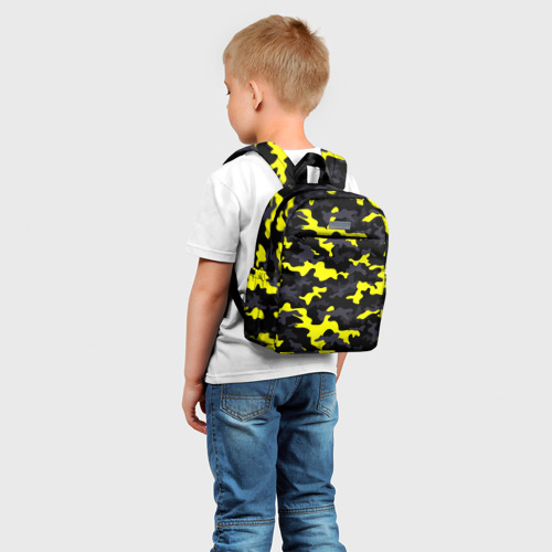 Детский рюкзак 3D с принтом Камуфляж Чёрно-Жёлтый, фото на моделе #1