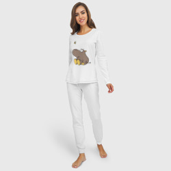 Пижама с принтом Бегемотик и пчелка для женщины, вид на модели спереди №2. Цвет основы: белый