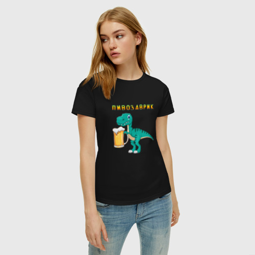 Женская футболка хлопок Довольный пивозаврик, цвет черный - фото 3