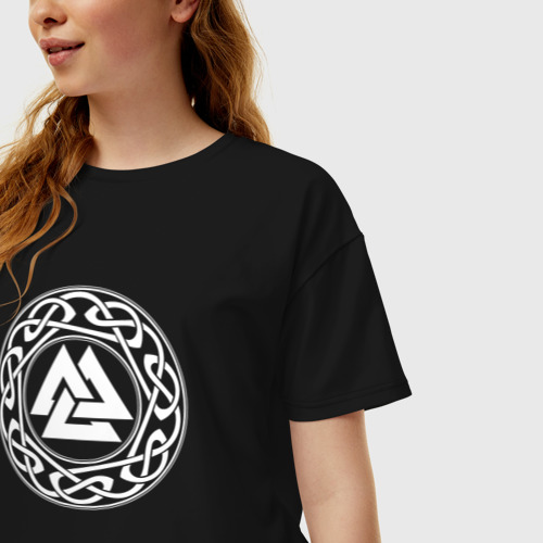 Женская футболка хлопок Oversize с принтом Валькнут символ Бога Одина, фото на моделе #1