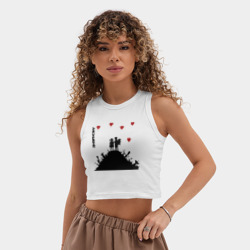 Женская укороченная майка-топ хлопок Banksy Бэнкси мальчик и девочка на горе оружия - фото 2