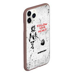 Чехол для iPhone 11 Pro Max матовый Banksy Бэнкси следуй за своим сердцем - фото 2