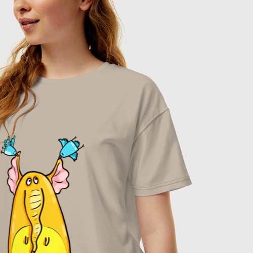 Женская футболка хлопок Oversize Птички тащат слона за уши, цвет миндальный - фото 3